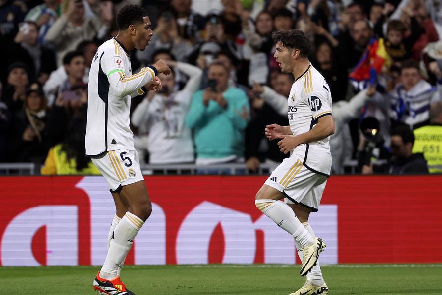 Bellingham y Brahim festejando el gol del Real Madrid ante el Atlético de Madrid.