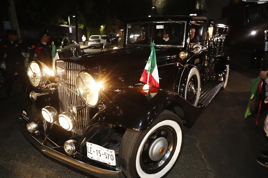 Fotografía de la carroza que transporta el cuerpo de la actriz Silvia Pinal, fallecida ayer jueves en Ciudad de México (México).
