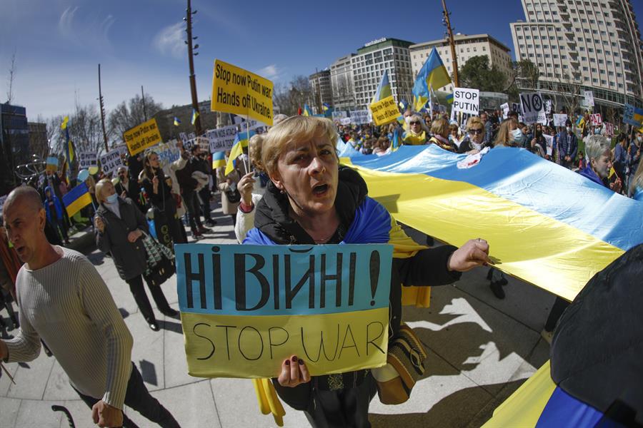 Más de 4,000 personas piden en Madrid el cierre del espacio aéreo en Ucrania