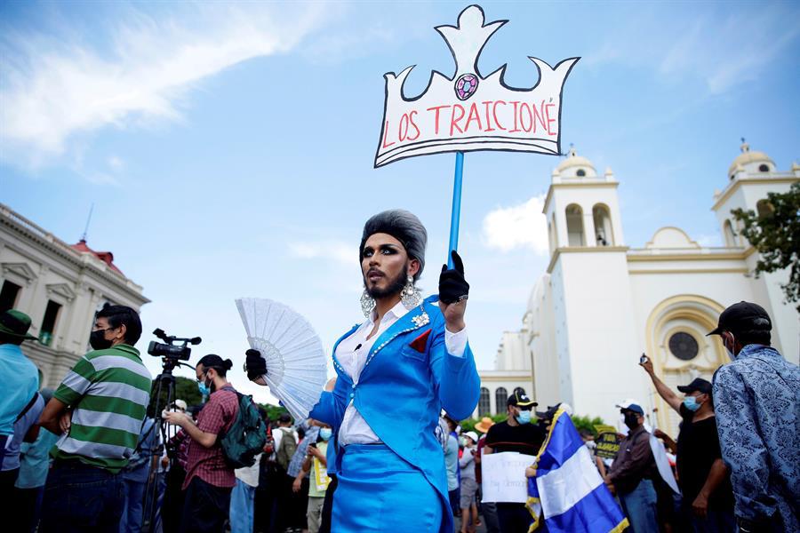 Lady Drag, el icónico personaje que protesta contra el Gobierno salvadoreño