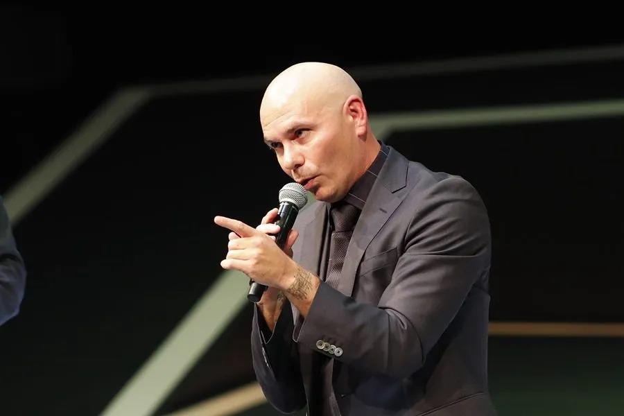 Miles de calvos convierten un concierto de Pitbull en un récord mundial Guinness