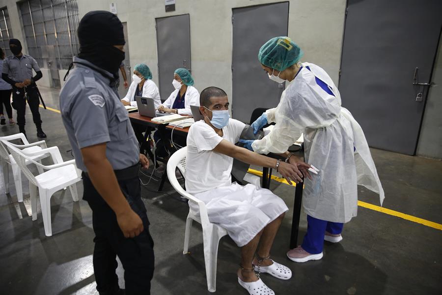 Familiares de venezolanos presos en El Salvador piden a Bukele liberarlos