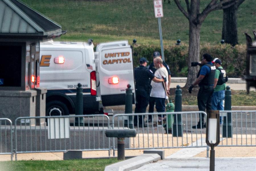 Detenido un hombre por aparcar un vehículo sospechoso frente al Supremo de EEUU