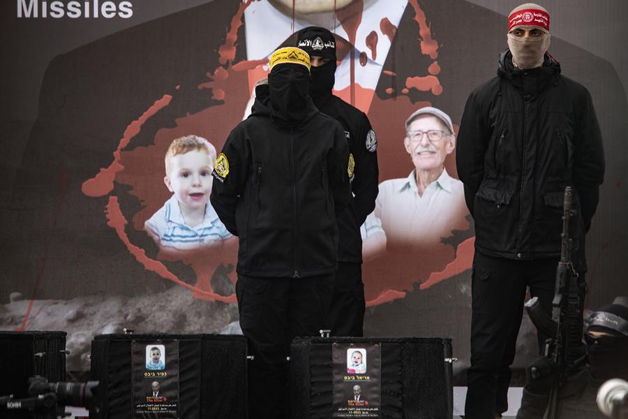 Hamás entrega los ataúdes con los cuerpos de cuatro rehenes israelíes