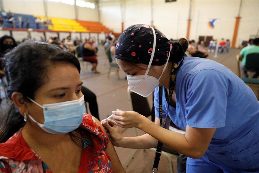 Las vacunas contra la covid-19 se vencen en Honduras por los que las rechazan