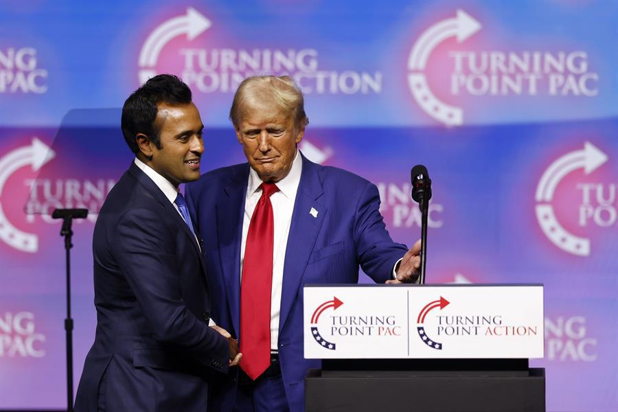 El empresario Vivek Ramaswamy junto a Trump.