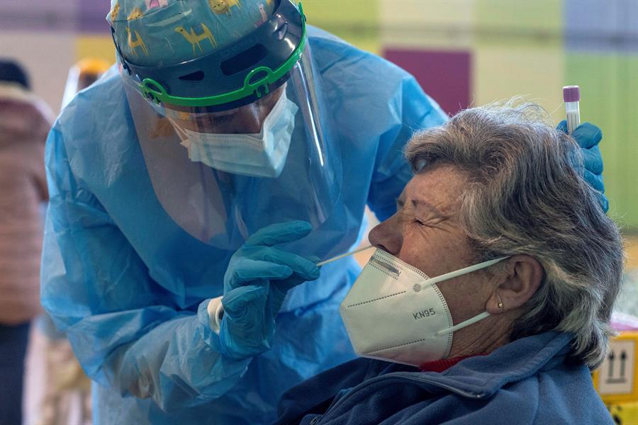 España entra en riesgo alto de covid y con más pacientes en intensivos