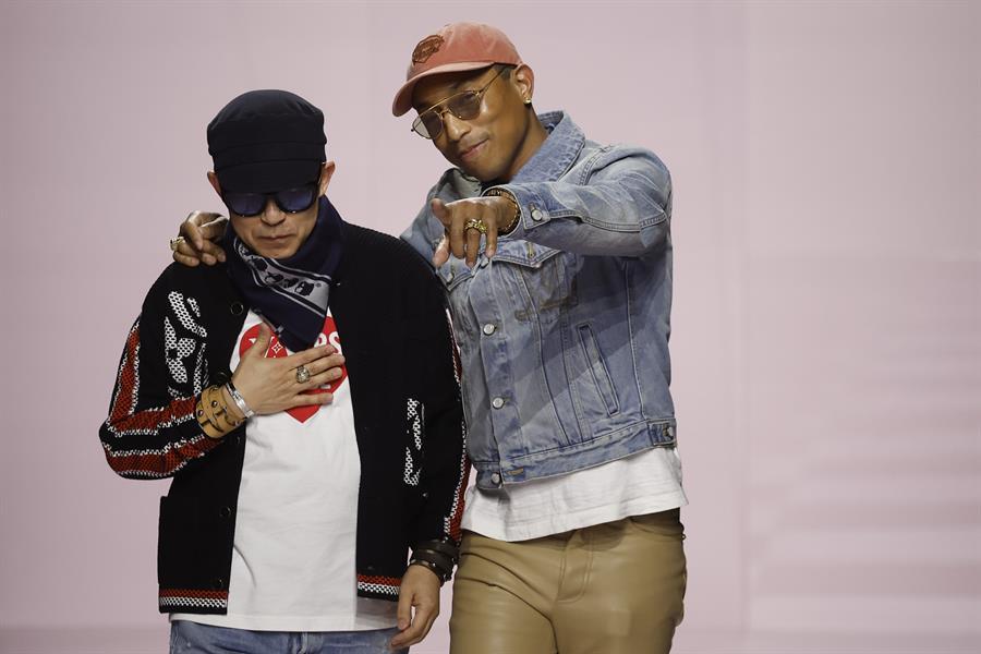 El cantante y diseñador estadounidense Pharrell Williams, director creativo de Louis Vuitton, aparece con el diseñador japonés Nigo en la pasarela tras la presentación de su colección Otoño/Invierno 2025/2026 para Louis Vuitton.