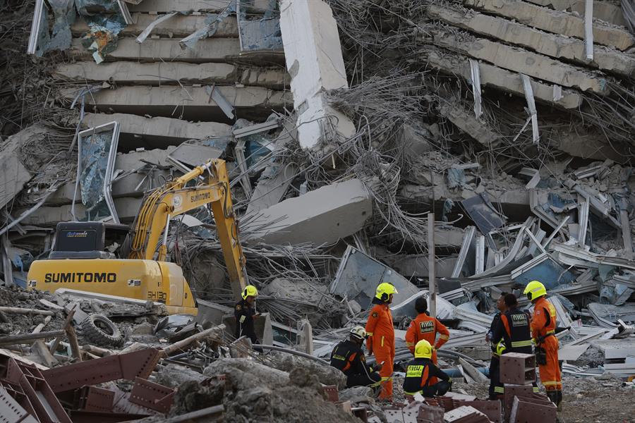 Rescatistas  buscan sobrevivientes en Birmania tras terremoto que deja más de mil muertos