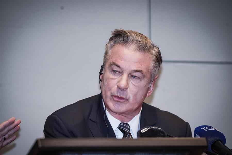 Alec Baldwin demanda a los fiscales del caso ‘Rust’ por acusaciones falsas