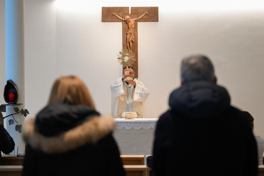 Fieles rezan por la recuperación del Papa en improvisado altar en el hospital Gemelli