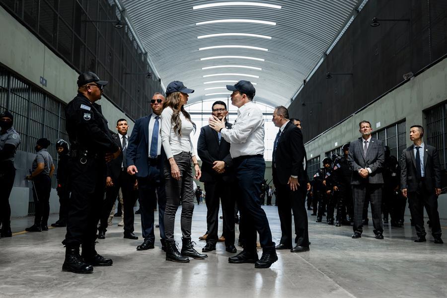 Noem recorre la megacárcel salvadoreña con migrantes detenidos