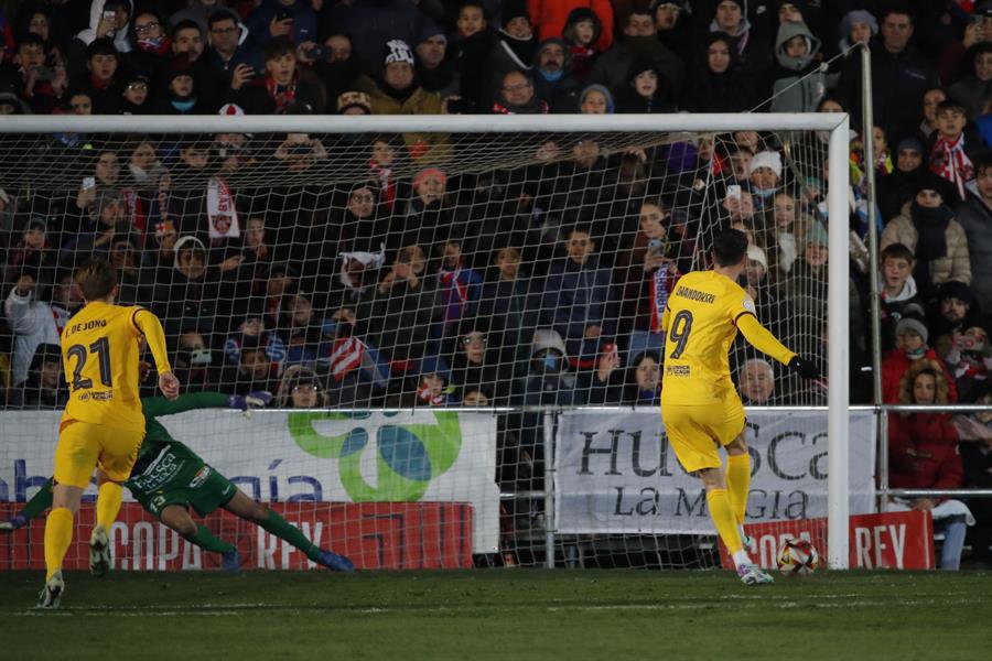 Lewandowski anotó desde el punto penal el tercer tanto del Barcelona ante Barbastro.