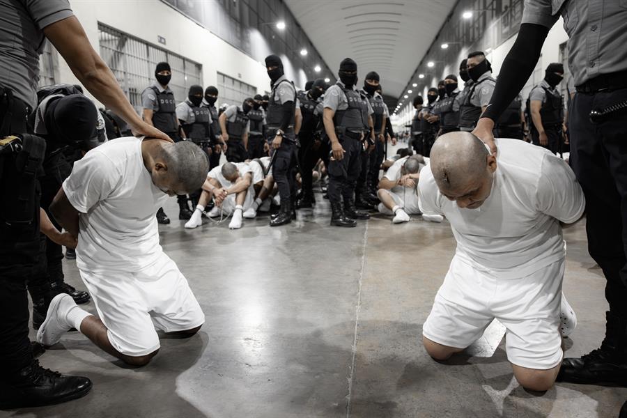 Así es el Cecot, la megacárcel que alberga a supuestos pandilleros deportados de EEUU