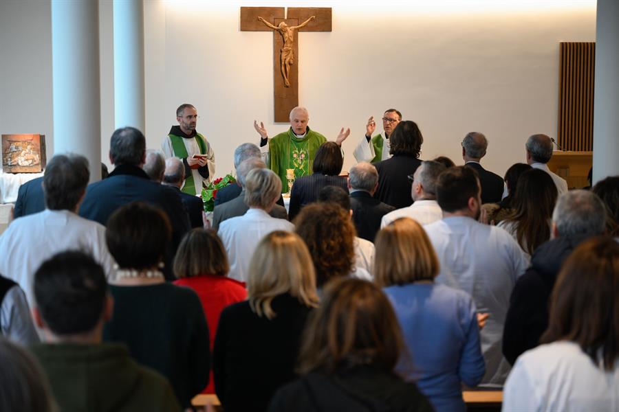 Fieles rezan por la recuperación del Papa en improvisado altar en el hospital Gemelli