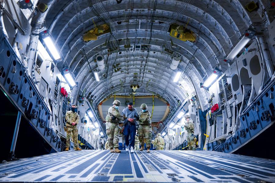 Las imágenes de la llegada de un nuevo grupo de supuestos pandilleros a la megacárcel