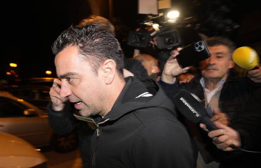 Su decisión de seguir llega apenas unos días después de una semana trágica, la pasada, en la que el Barça fue eliminado de la Champions (tras perder 4-1 frente al PSG en cuartos de final) y casi dijo adiós a la Liga luego de perder 3-2 el domingo contra el Real Madrid.