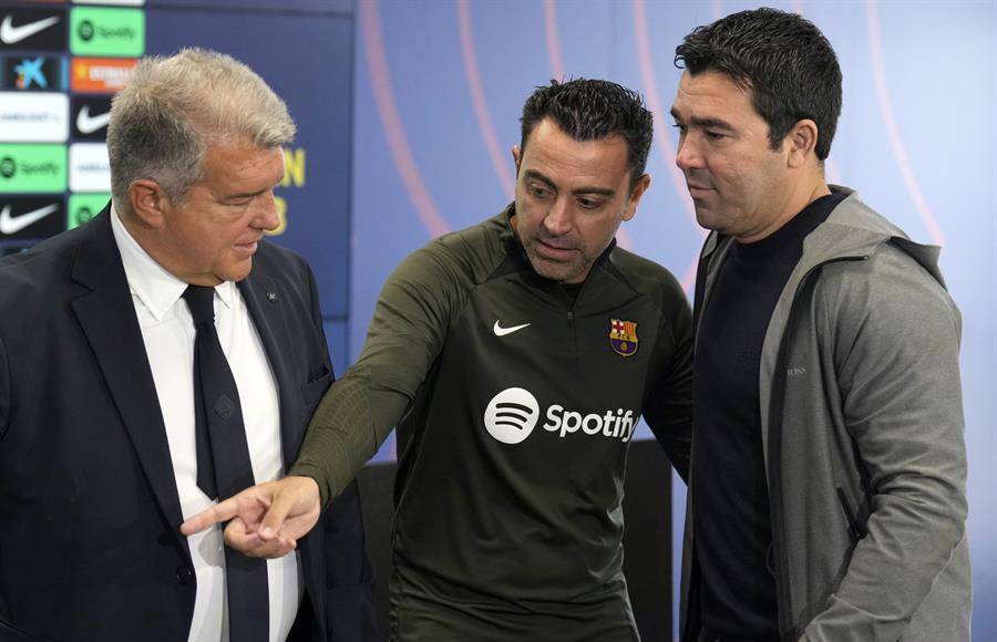 Ambas partes compartían cuestiones de funcionamiento del club que debían de aclarar. No son nuevas porque Xavi y Deco (director deportivo) llevan tiempo hablando y trabajando sobre ellas. La primera era relativa a los fichajes.
