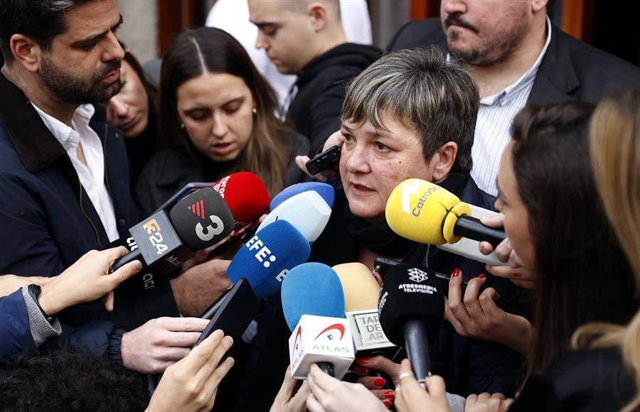 La víctima de Dani Alves está “muy indignada, muy desesperada y muy frustrada” por la decisión de la Audiencia de Barcelona de dejar al futbolista en libertad con una fianza de un millón de euros, por lo que recurrirá esta resolución, que ha recibido “como un jarro de agua fría”, según su abogada.