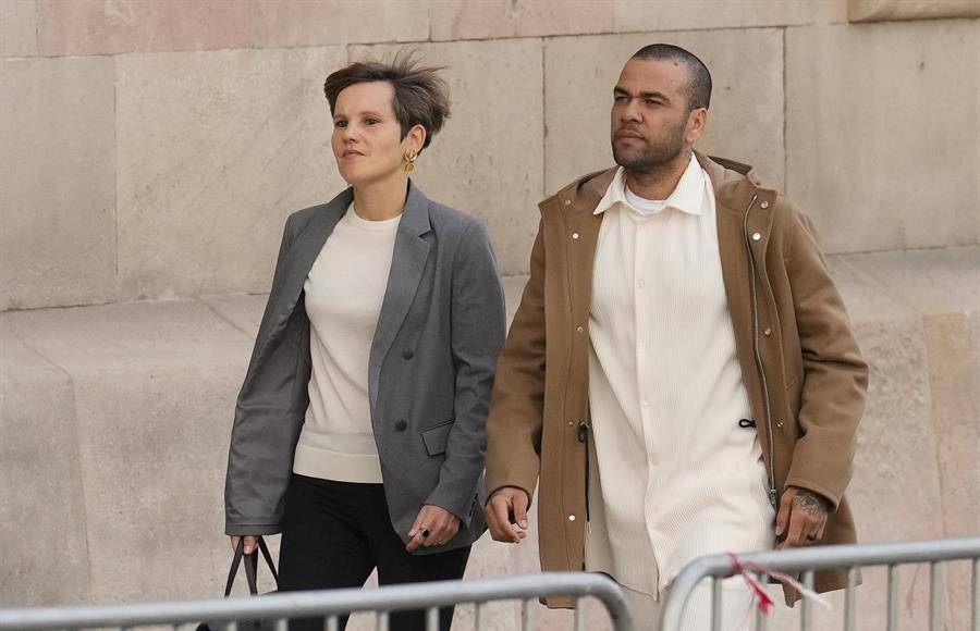 Finalmente, Dani Alves abandonó la cárcel de Brians 2, en Sant Esteve Sesrovires (Barcelona), el pasado 25 de marzo, después de haber podido consignar ese mismo día por la mañana el millón de euros impuesto por la Audiencia de Barcelona.