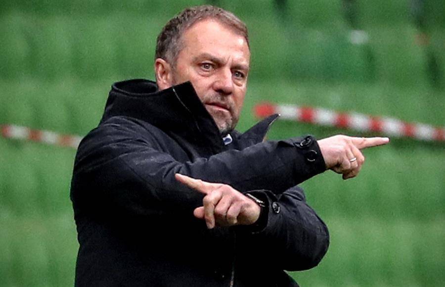 El entorno de Flick recibió esto con una gran sorpresa después de conocer la resolución del Barcelona porque lo consideraron “desordenado”. El germano habría tenido otras ofertas que rechazó por el acuerdo verbal con los catalanes.