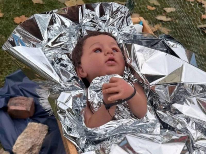 El pesebre de una iglesia en Chicago muestra al Niño Jesús con las manos atadas, cubierto por una manta de aluminio como la usadas en centros de detención migratorios.
