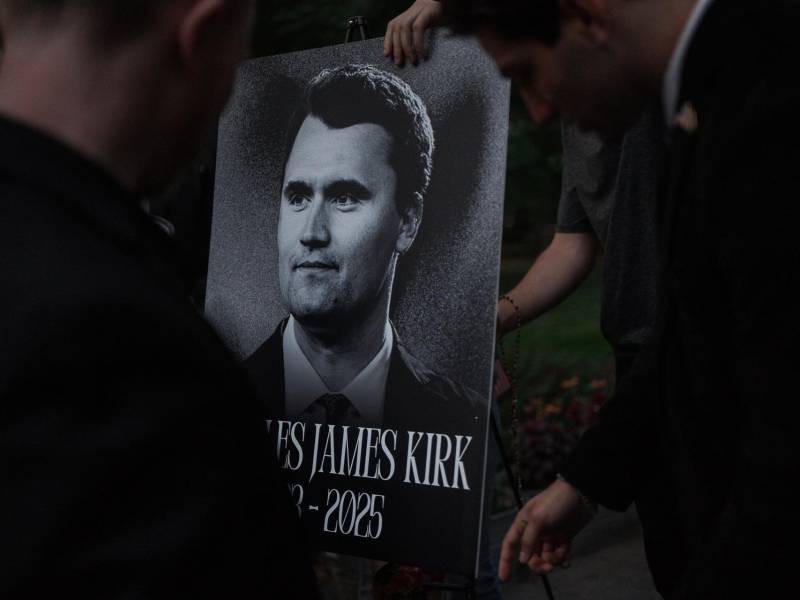 Miembros del Club de Jóvenes Republicanos de Nueva York sostienen un retrato de Charlie Kirk durante una vigilia por el activista conservador estadounidense y fundador de Turning Point en Nueva York (EE.UU.). EFE/EPA/OLGA FEDOROVA
