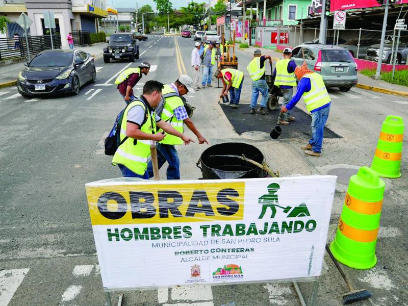 Los equipos municipales laboran en el bacheo de las calles dañadas.