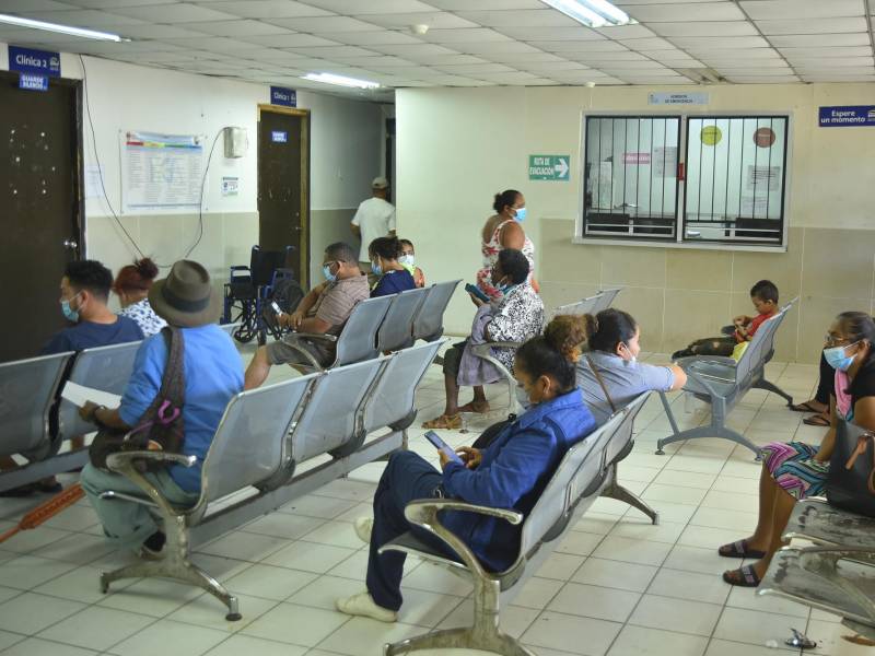 La ordenanza es clara para familiares de pacientes y empleados: si la falda es demasiado corta o la blusa es de tirantes, el guardia de seguridad impedirá el ingreso de las mujeres al hospital Atlántida.