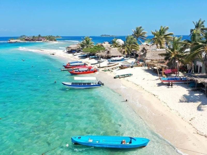 Cayos Cochinos es un monumento natural marino y un destino que invita a sumergirse en aguas color turquesa y cultura garífuna. La experiencia es inolvidable y sin duda lo hará volver.
