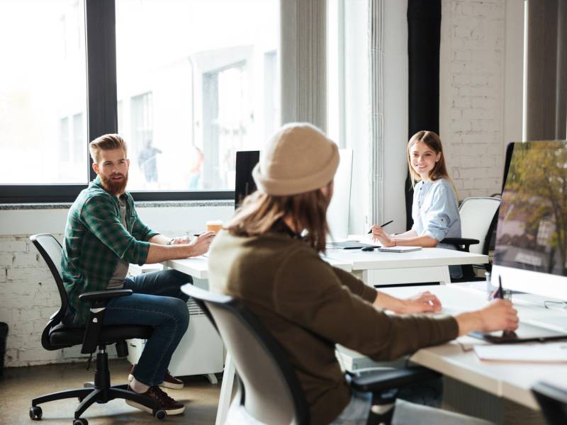 Los jóvenes, al igual que las personas con poca carrera laboral, se sienten observados y analizados al comenzar a trabajar.