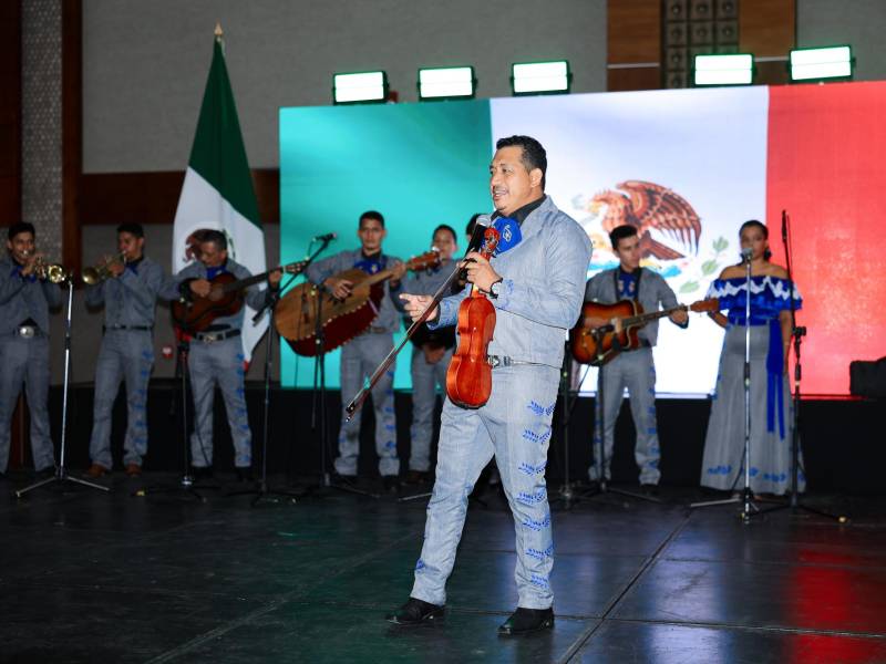 Los selectos invitados disfrutaron de la presentación artística del Mariachi Progreso.