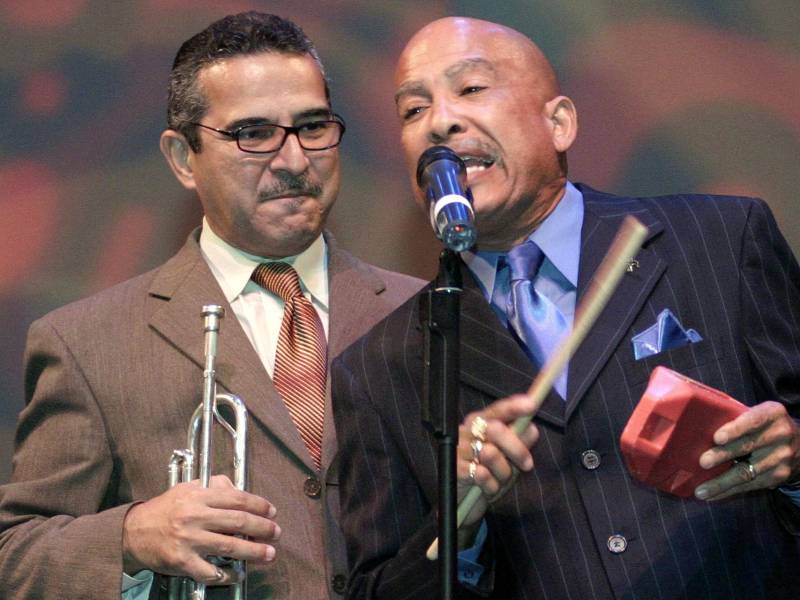 Uno de los cantantes de El Gran Combo de Puerto Rico Papo Rosario (derecha), en San Juan (Puerto Rico). Papo Rosario, quien por 38 años fue uno de los cantantes de El Gran Combo de Puerto Rico, falleció este viernes a sus 78 años por complicaciones de salud, seis días después de la muerte del exdirector de esa misma orquesta, Rafael Ithier.