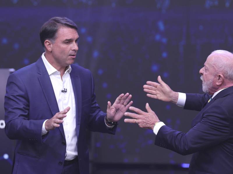 Fotografía del 18 de octubre de 2026 del presidente de Brasil y candidato a la reelección, Luiz Inácio Lula da Silva (d), y el opositor Flávio Bolsonaro discutiendo durante el primer debate de cara a la segunda vuelta de las elecciones presidenciales en Sao Paulo (Brasil). EFE/ Sebastiao Moreira