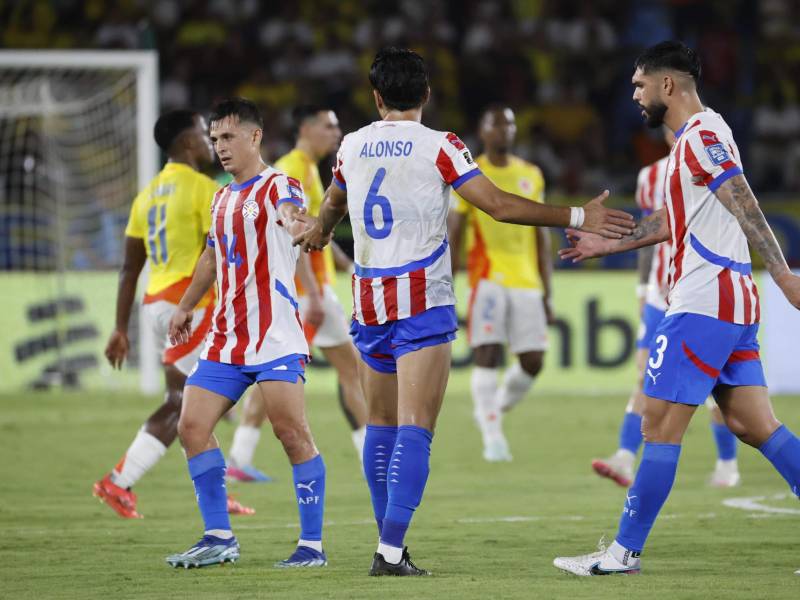 Jugadores de Paraguay celebran un gol ante Colombia este martes en un partido de las eliminatorias sudamericanas para el Mundial de 2026 entre las selecciones de Colombia y Paraguay en el estadio Metropolitano Roberto Melendez en Barranquilla (Colombia)