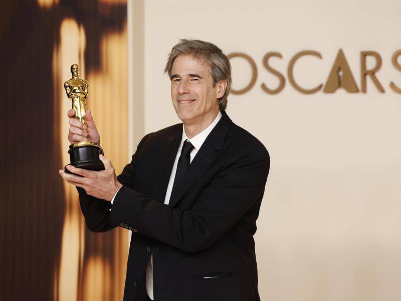 Walter Salles, ganador del Premio a la Mejor Película Internacional por ‘I’m Still Here’, posa en la sala de prensa.