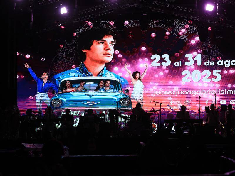 Personas asisten a una serenata, en el marco del noveno aniversario luctuoso del cantautor mexicano Juan Gabriel este jueves en Ciudad Juárez, en el estado de Chihuahua (México).