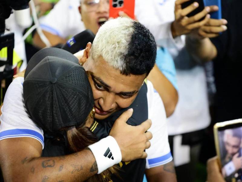 El festejo de Supremo con Milagro Flores tras l-0 del partido.