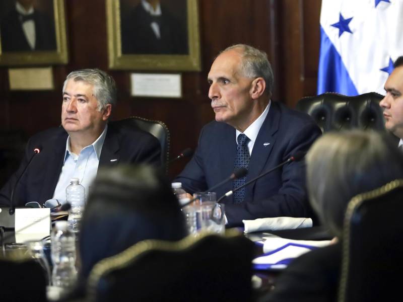 Fotografía de archivo cedida por Casa Presidencial de Honduras que muestra al presidente, Nasry 'Tito' Asfura (c), durante el primer Consejo de Ministros en Tegucigalpa (Honduras). EFE/Casa Presidencial de Honduras.