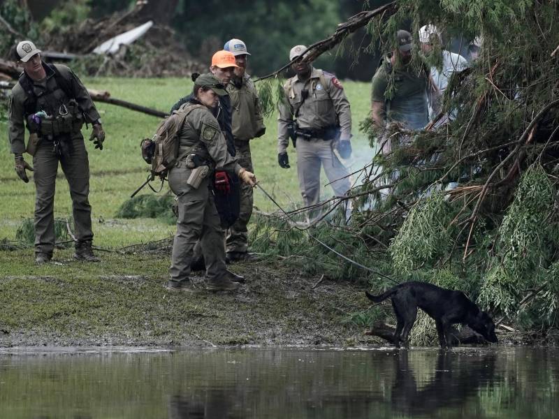 Un grupo de socorristas fue captado este domingo al recorrer las zonas afectadas por las inundaciones en Hunt.