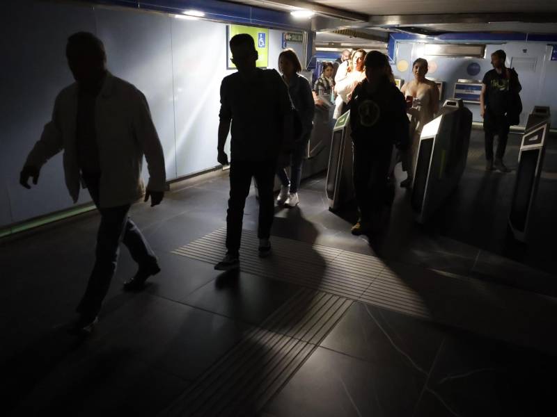 Usuarios del Metro de Madrid abandonan una de las estaciones del suburbano tras registrarse un apagón a nivel peninsular este lunes.