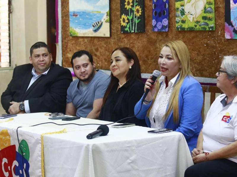 Jemima Canelas junto a miembros de la Junta Dircetiva del CCI anunciaron que el auditorio del centro ahora llevará por nombre: Auditorio Moisés Canelo.