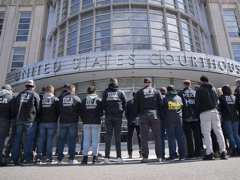 Funcionarios de la DEA esperan en la entrada previo a la audiencia del narcotraficante mexicano, Rafael Quintero, este miércoles, en Brooklyn.