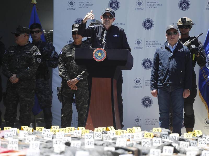 El ministro de Justicia y Seguridad de El Salvador, Gustavo Villatoro (c), fue captado este 8 de julio, durante la presentación de un cargamento de droga y de seis extranjeros detenidos en el operativo, en San Luis La Herradura (El Salvador).