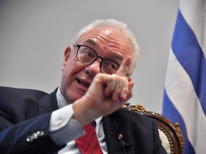 El ministro de Relaciones Exteriores de Uruguay, Mario Lubetkin, habla este viernes, durante una entrevista con EFE en Buenos Aires (Argentina).