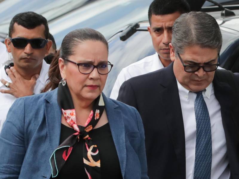El expresidente hondureño Juan Orlando Hernández y la ex primera dama Ana García Hernández asisten a la Corte Suprema de Justicia este miércoles.