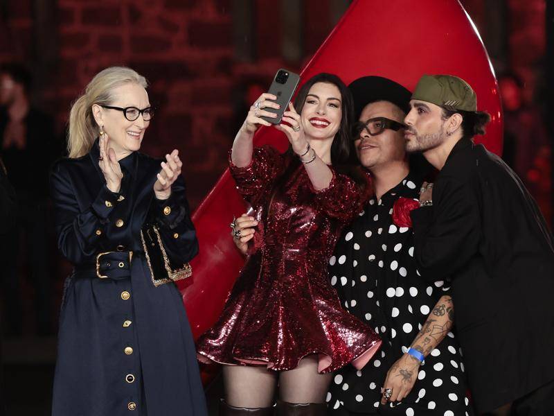 Las actrices estadounidenses Meryl Streep y Anne Hathaway se toman una fotografía durante una pasarela este lunes, en el Museo Anahuacalli, en Ciudad de México (México).