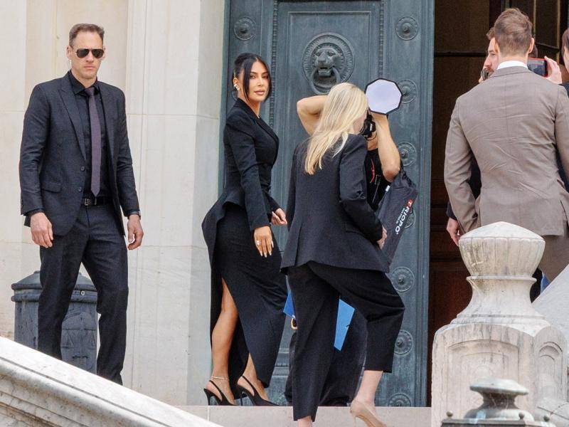 La celebridad estadounidense Kim Kardashian (C) llega al Palacio de Justicia de París para declarar como parte del juicio contra los sospechosos del robo a mano armada de 2016 contra ella, en París, Francia, el 13 de mayo de 2025.