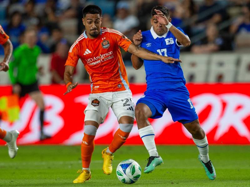 Jairo Henríquez (d) de El Salvador disputa un balón con Diego Gonzalez de Dynamo este miércoles, en un partido amistoso entre el Dynamo de Huston y la selección de El Salvador en el estadio Shell Energy en Texas (EE.UU.)