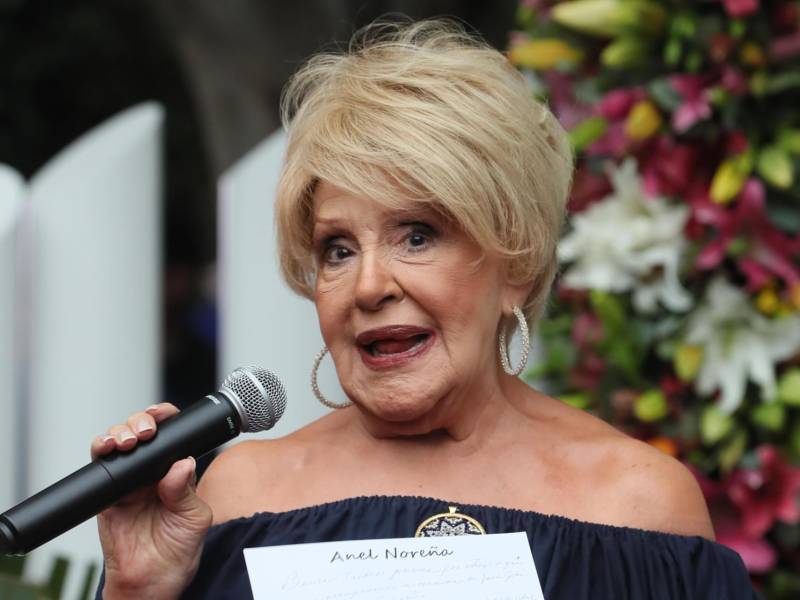 La exesposa del cantante Jose José, Anel Noreña, habla durante la celebración del Día Internacional de José José, uno de los cantantes más reconocidos en el país norteamericano, este lunes en Ciudad de México (México).